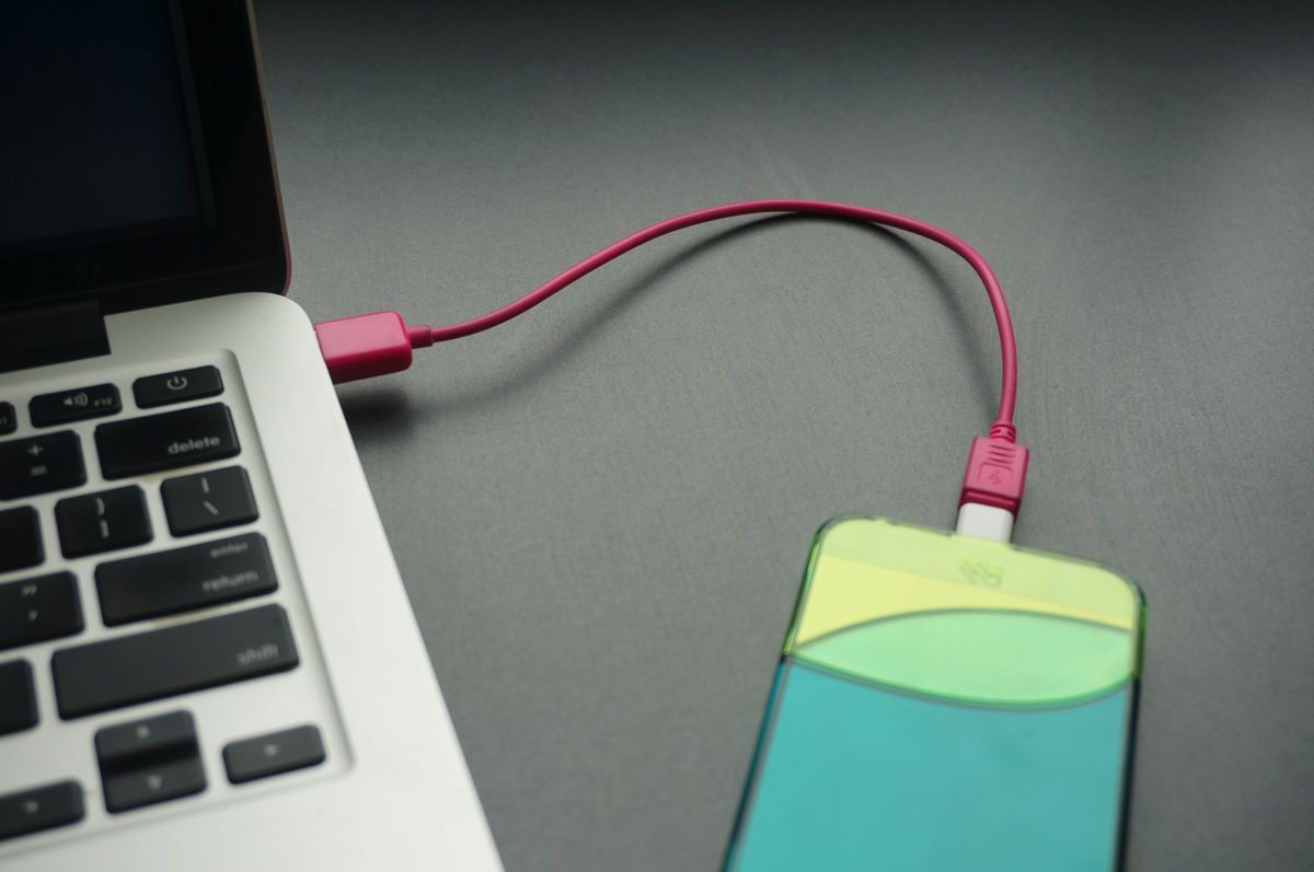 パソコンに接続してもソフト類が自動で起動＆同期しない充電専用USBケーブルが便利！
