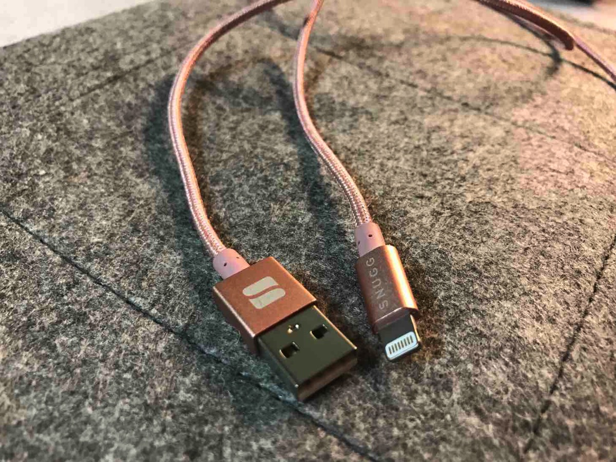 SNUGGのライトニングケーブルが耐久性高し。8ヶ月使ってますが断線の気配なし！
