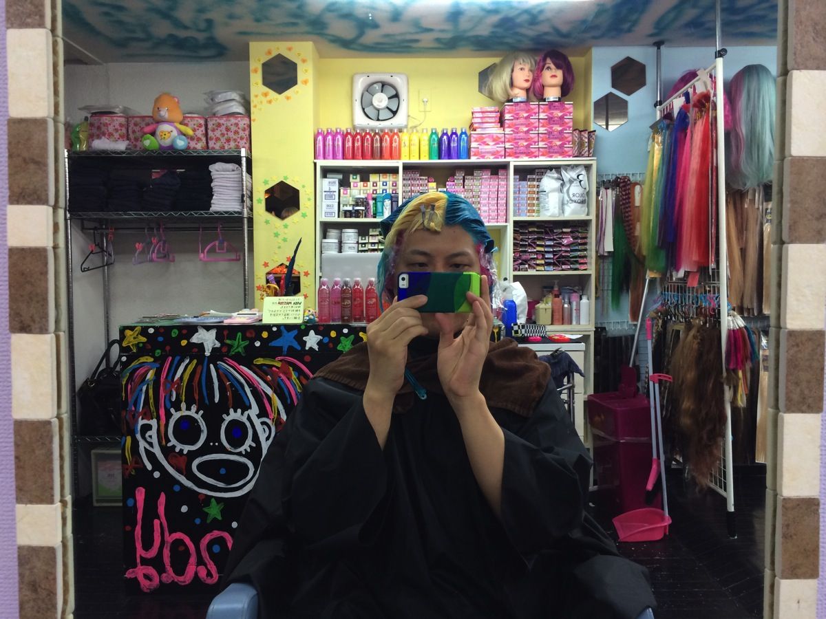 マニパニ 下北沢の派手髪美容室でアトミックターコイズに染めてもらった